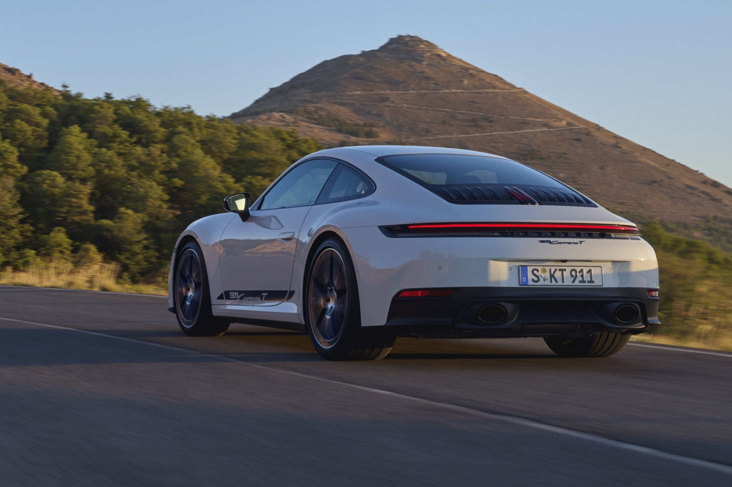 ポルシェ911カレラT（992.2型／2024年）｜現行の911カレラTは2024年10月に発表。394ps/450Nmを発揮する3.0リッター水平対向6気筒ツインターボエンジンに6速MTを組み合わせ、0-100km/h加速を4.5秒（カブリオレは4.7秒）でこなす。最高速は295（カブリオレは293）km/h。