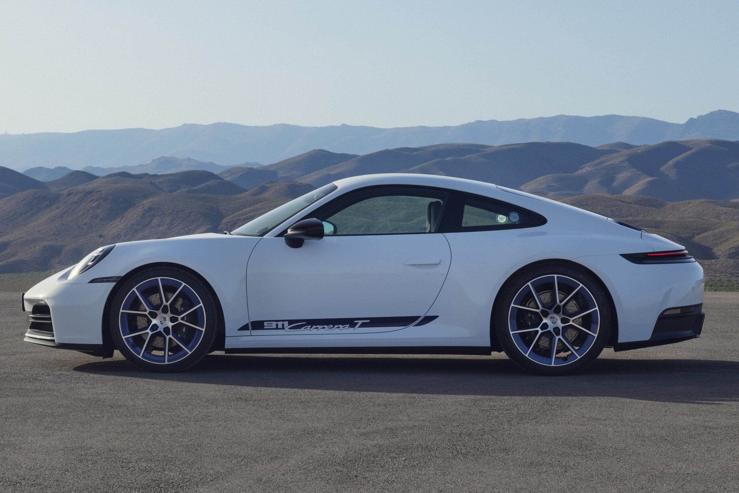 ポルシェ911カレラT（992.2型／2024年）｜現行の911カレラTは2024年10月に発表。394ps/450Nmを発揮する3.0リッター水平対向6気筒ツインターボエンジンに6速MTを組み合わせ、0-100km/h加速を4.5秒（カブリオレは4.7秒）でこなす。最高速は295（カブリオレは293）km/h。