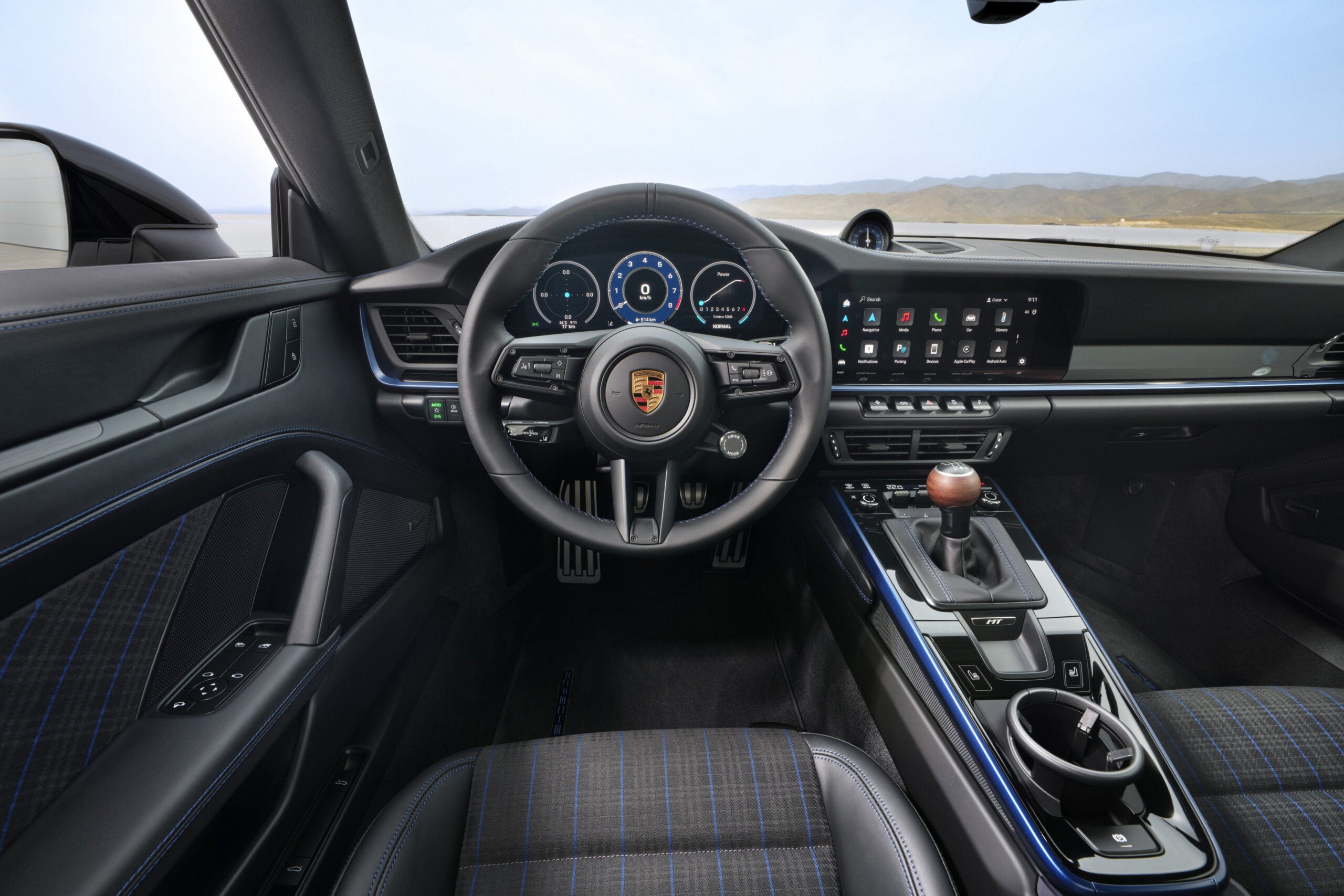 ポルシェ911カレラT（992.2型／2024年）｜現行の911カレラTは2024年10月に発表。394ps/450Nmを発揮する3.0リッター水平対向6気筒ツインターボエンジンに6速MTを組み合わせ、0-100km/h加速を4.5秒（カブリオレは4.7秒）でこなす。最高速は295（カブリオレは293）km/h。