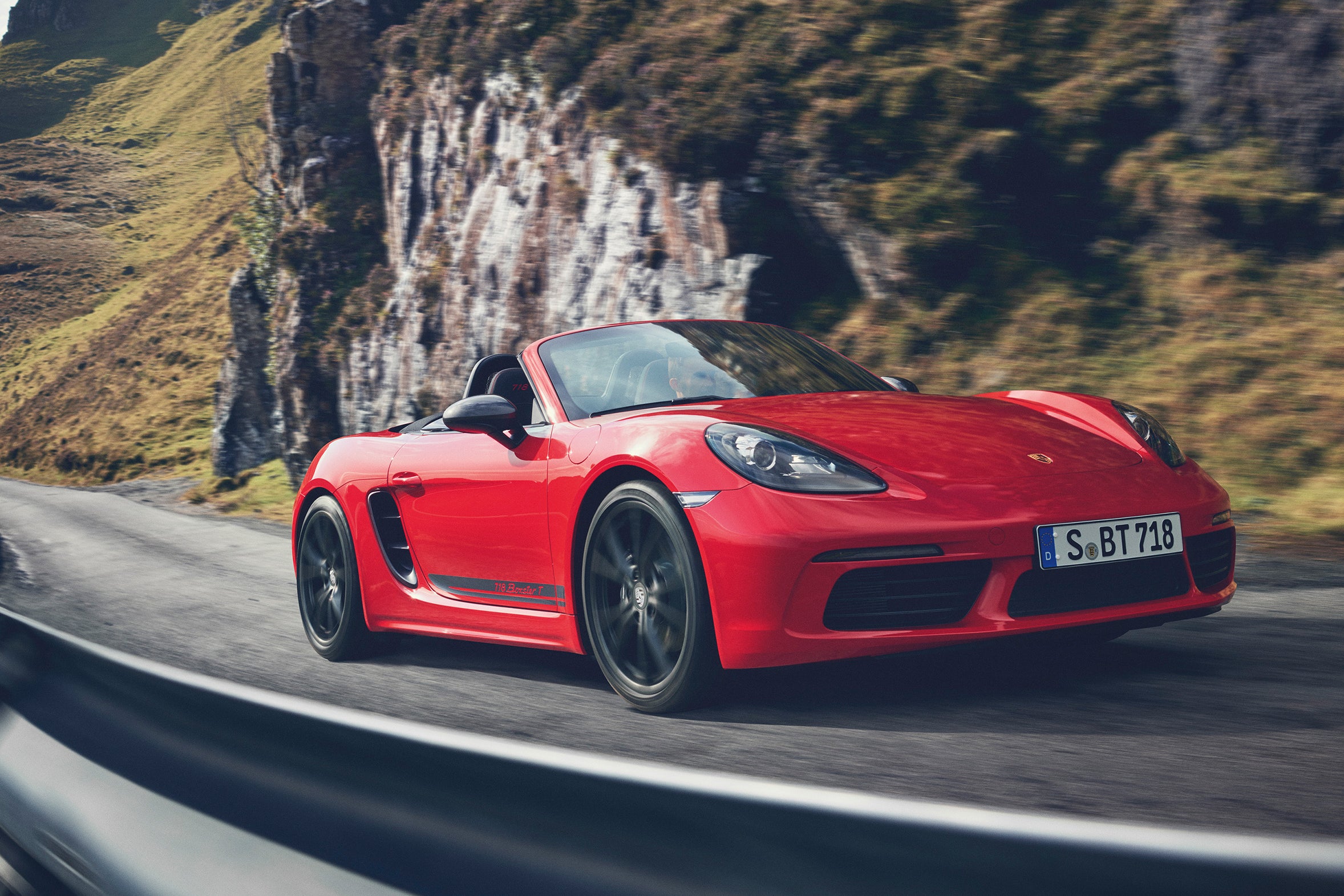 ポルシェ718ボクスターT（982型／2018年）｜2018年12月に発表。300ps/380Nmを発する2.0リッター水平対向4気筒ターボエンジンを搭載し、MTで5.1秒、PDKで4.9秒の 0-100km/h加速を実現した。最高速は275km/h。