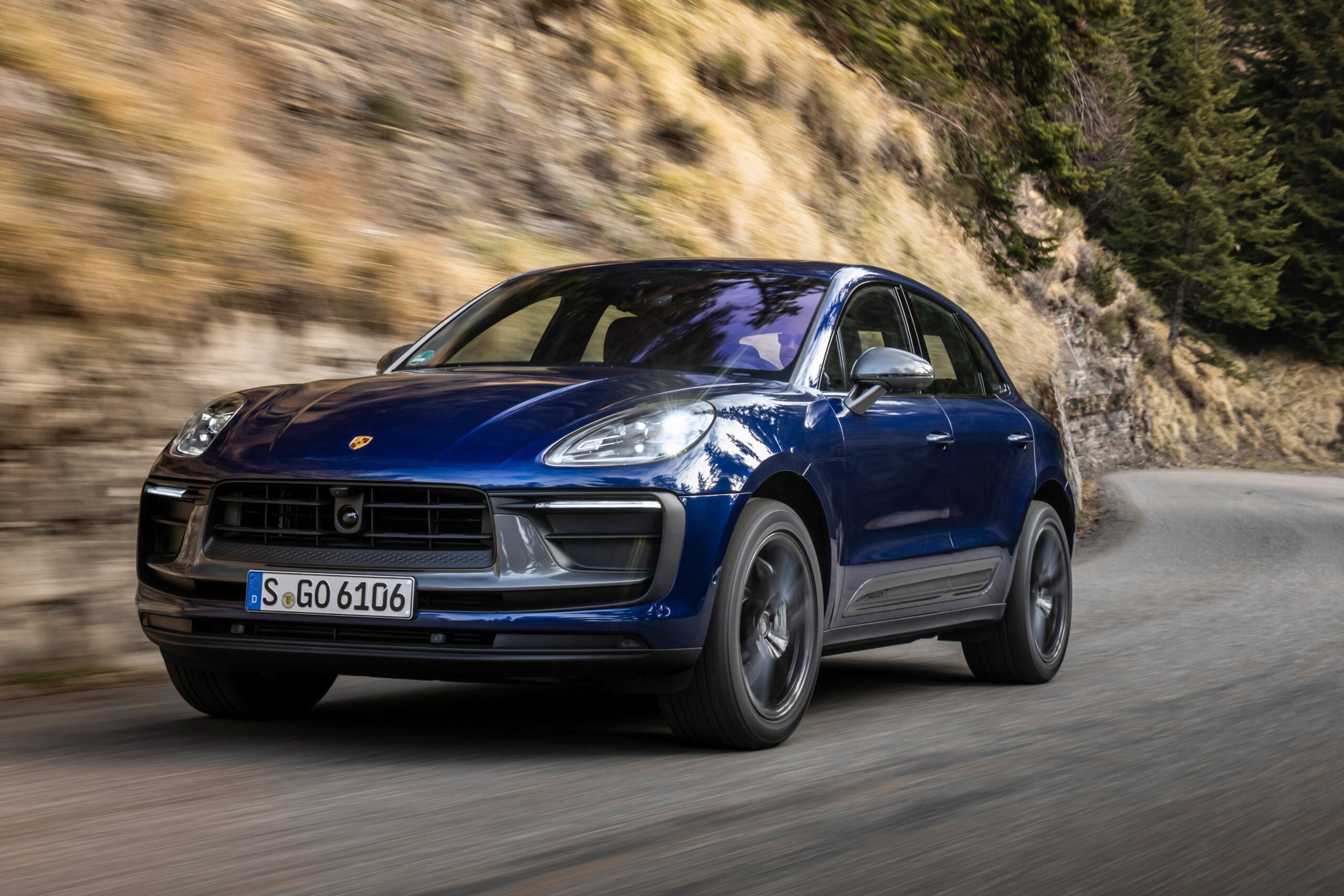 ポルシェ・マカンT（2022年）｜2022年2月に発表。265ps/400Nmを発する2.0リッター直列4気筒ターボエンジンと7速PDKを搭載し、四輪を駆動。0-100km/h加速は6.2秒で、最高速は232km/h。