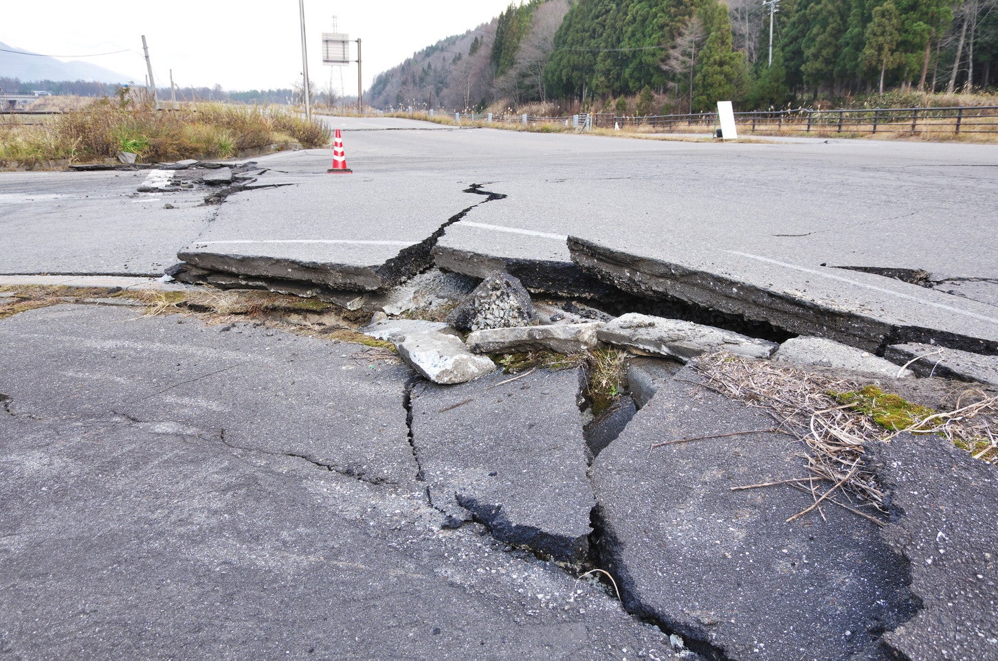 地震で隆起した道路。　(c)skpw – stock.adobe.com