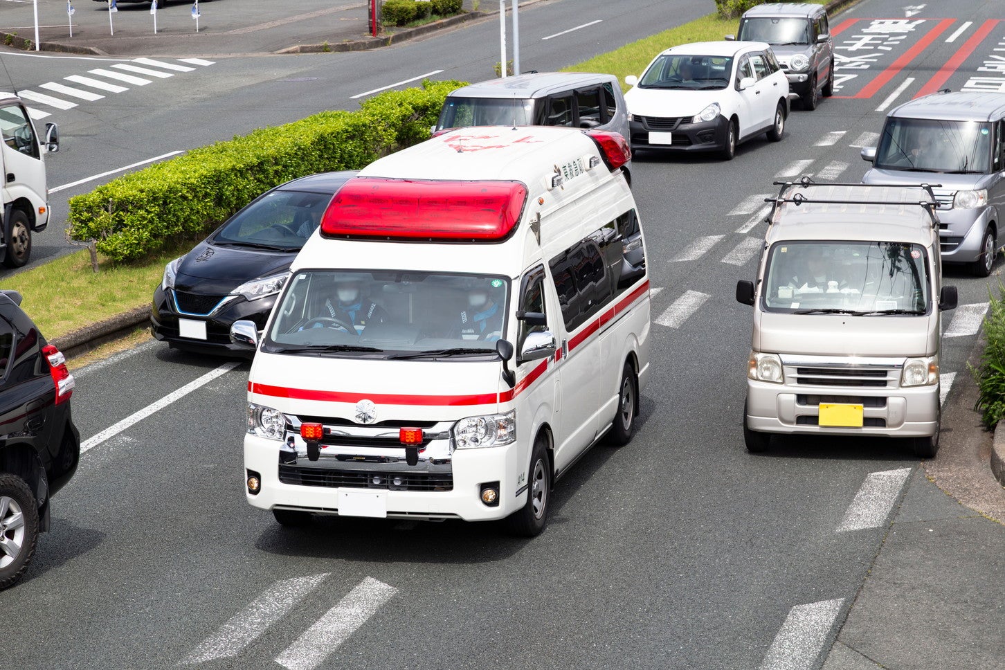混雑した道路を進む救急車。　(c)years – stock.adobe.com