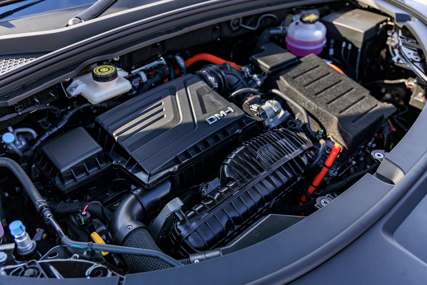 122Nm/4000-4500rpmを発生させるエンジンと、最高出力145kW、最大トルク300Nmを発生させるモーターを組み合わせて搭載。