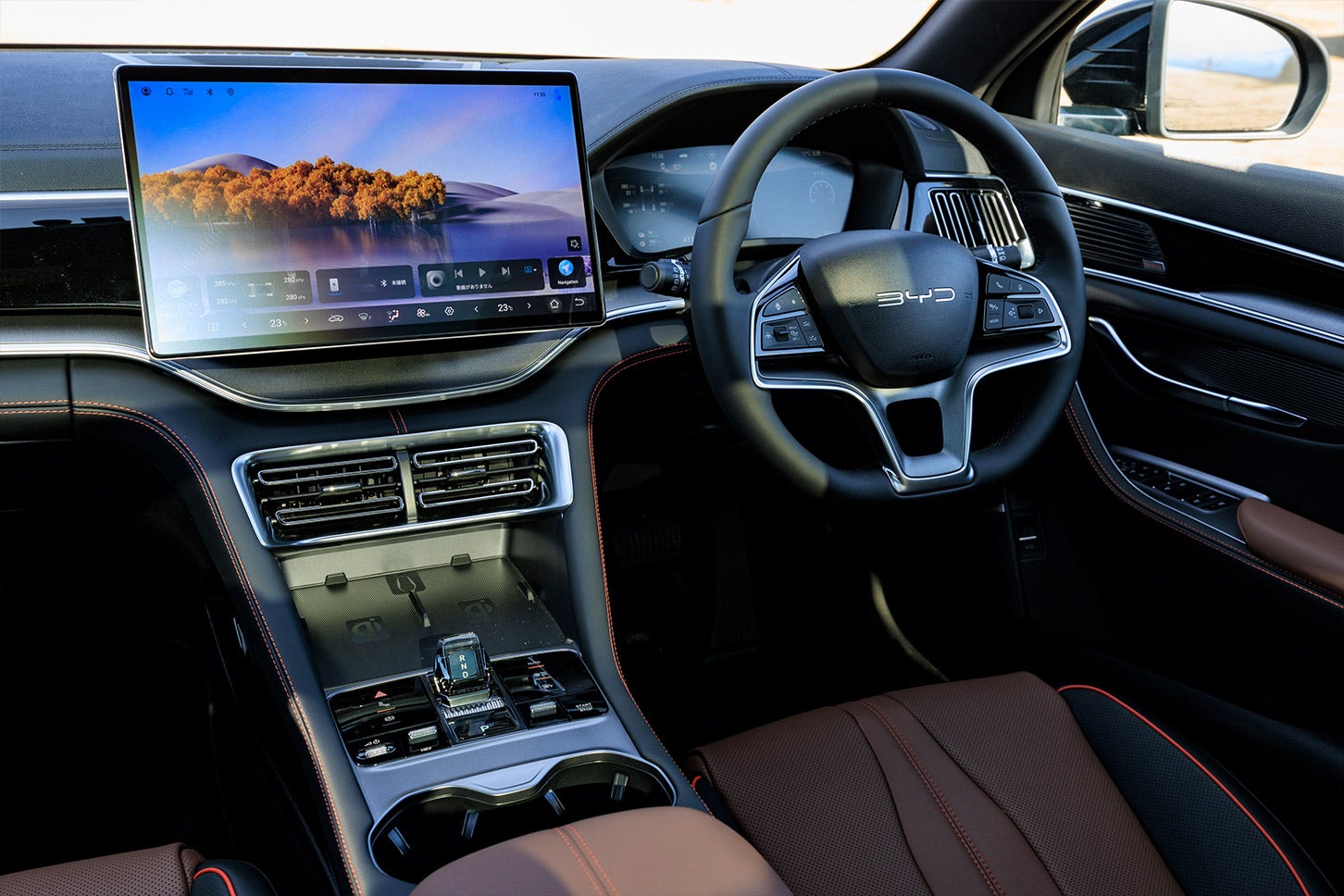 インテリアにはインフィニティオーディオやシートヒーター、ワイヤレス充電などの快適装備も充実。インパネまわりの質感も良い。