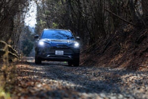 シーライオン6のEV走行換算距離（等価EVレンジ）は100kmで、ハイブリッド燃費（WLTCモード）は22.4km/L。