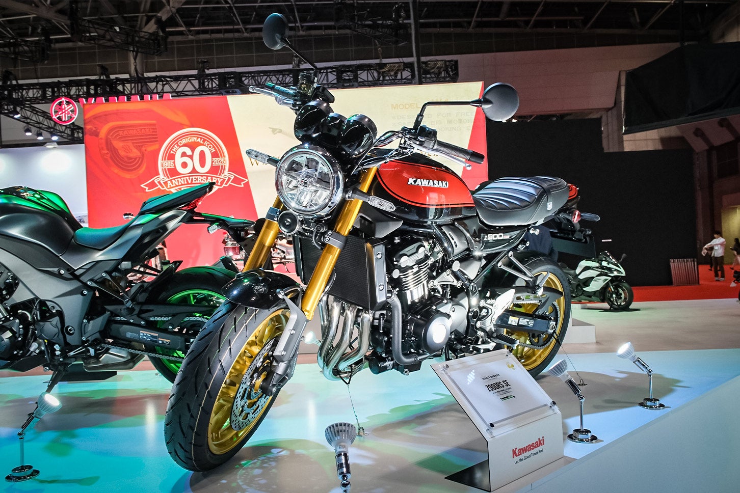 Z900RSのハイグレードモデル「Z900RS SE」。ブレンボ製ブレーキパッケージとオーリンズ製リヤサスペンションを採用した特別仕様で、カラーは「メタリックスパークブラック」のみ設定。