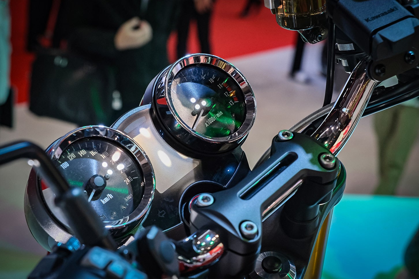 Z1の意匠を継続した砲弾型2連アナログメーターの採用も嬉しいポイントだ。