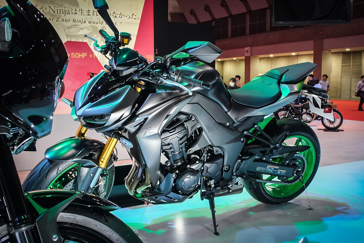 Z900RS SEと共に最も目立つステージに展示されていた「Z1100 SE」