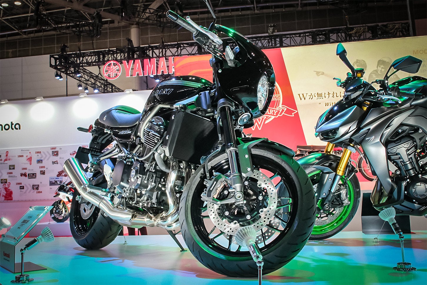 カフェレーサースタイルのZ900RS CAFEは、ウインドプロテクションにも優れるフロントカウルが印象的。Z900RSの世界観を、よりアグレッシブに楽しみたいライダーに刺さる一台だ。