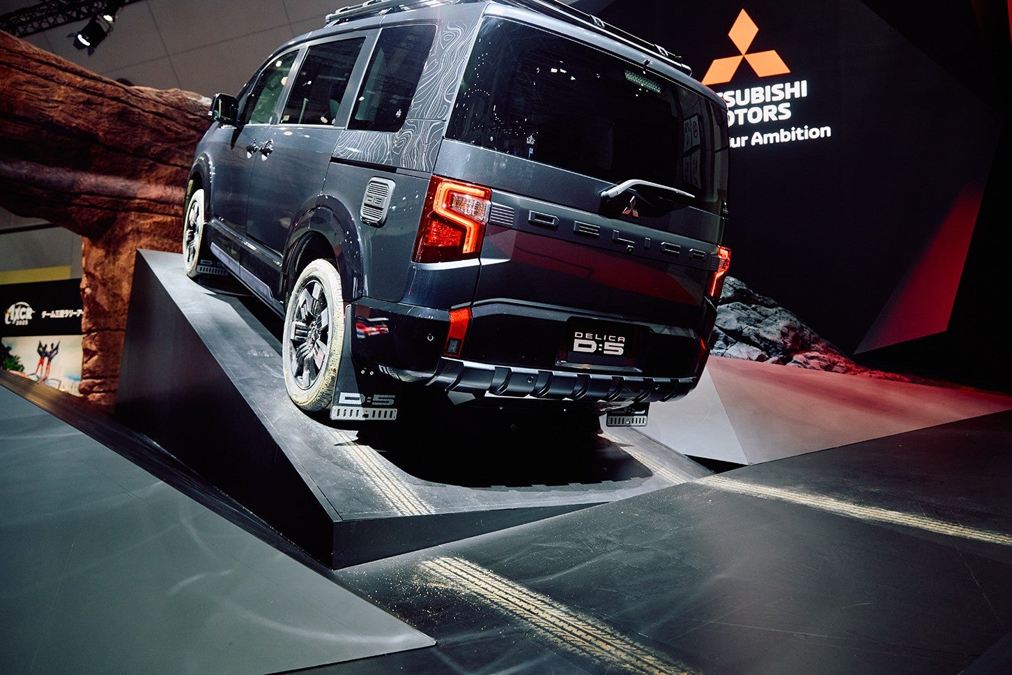 10月30日に大幅改良された「デリカD:5」。三菱は東京オートサロンでもトライトンが壁を突き破っていたし、ダイナミックな演出でみんなをワクワクさせてくれる。