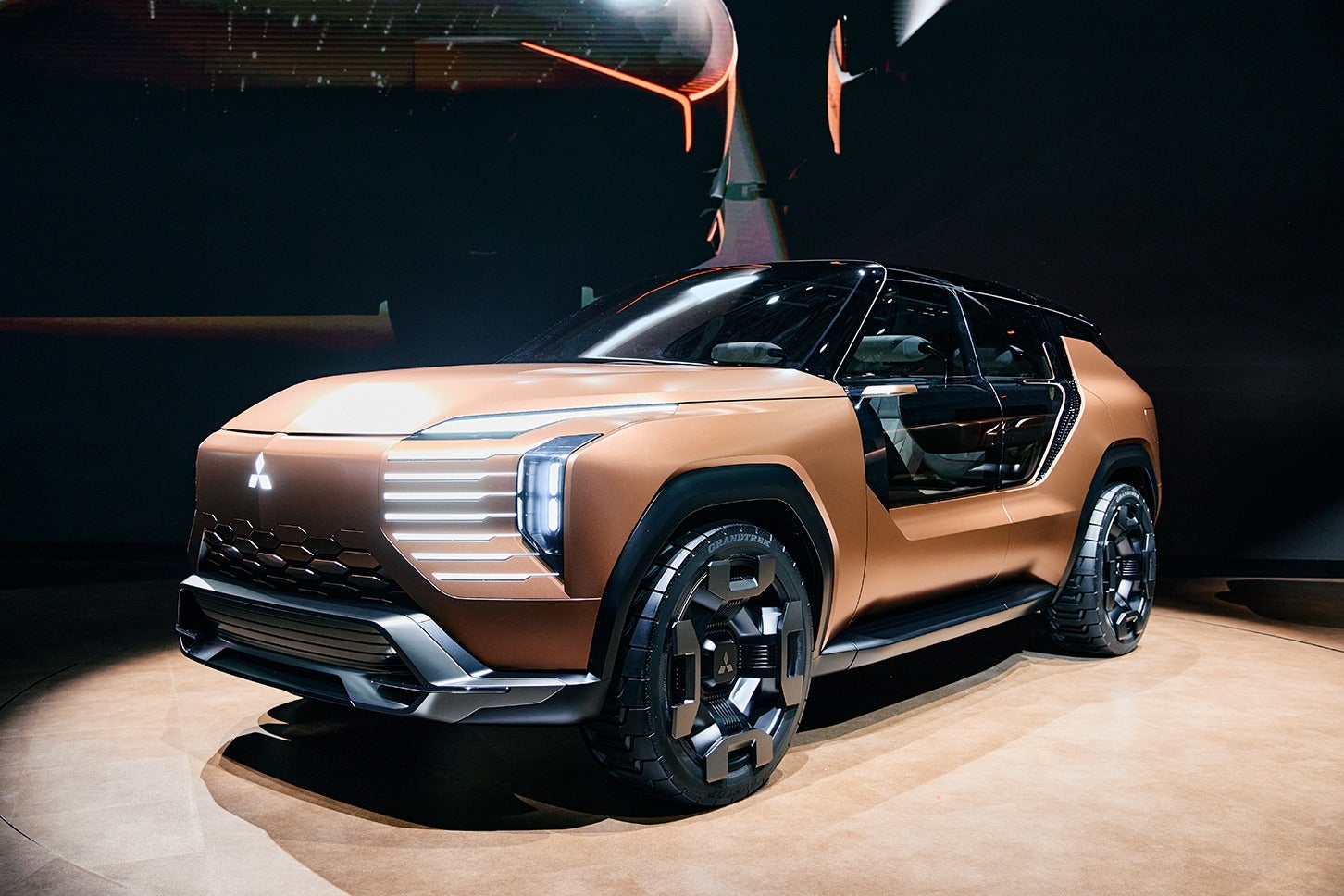 三菱が初公開した電動クロスオーバーSUV「エレバンス コンセプト」。トレーラー付きでグランピングもできるほど快適な車内空間が自慢とのこと。