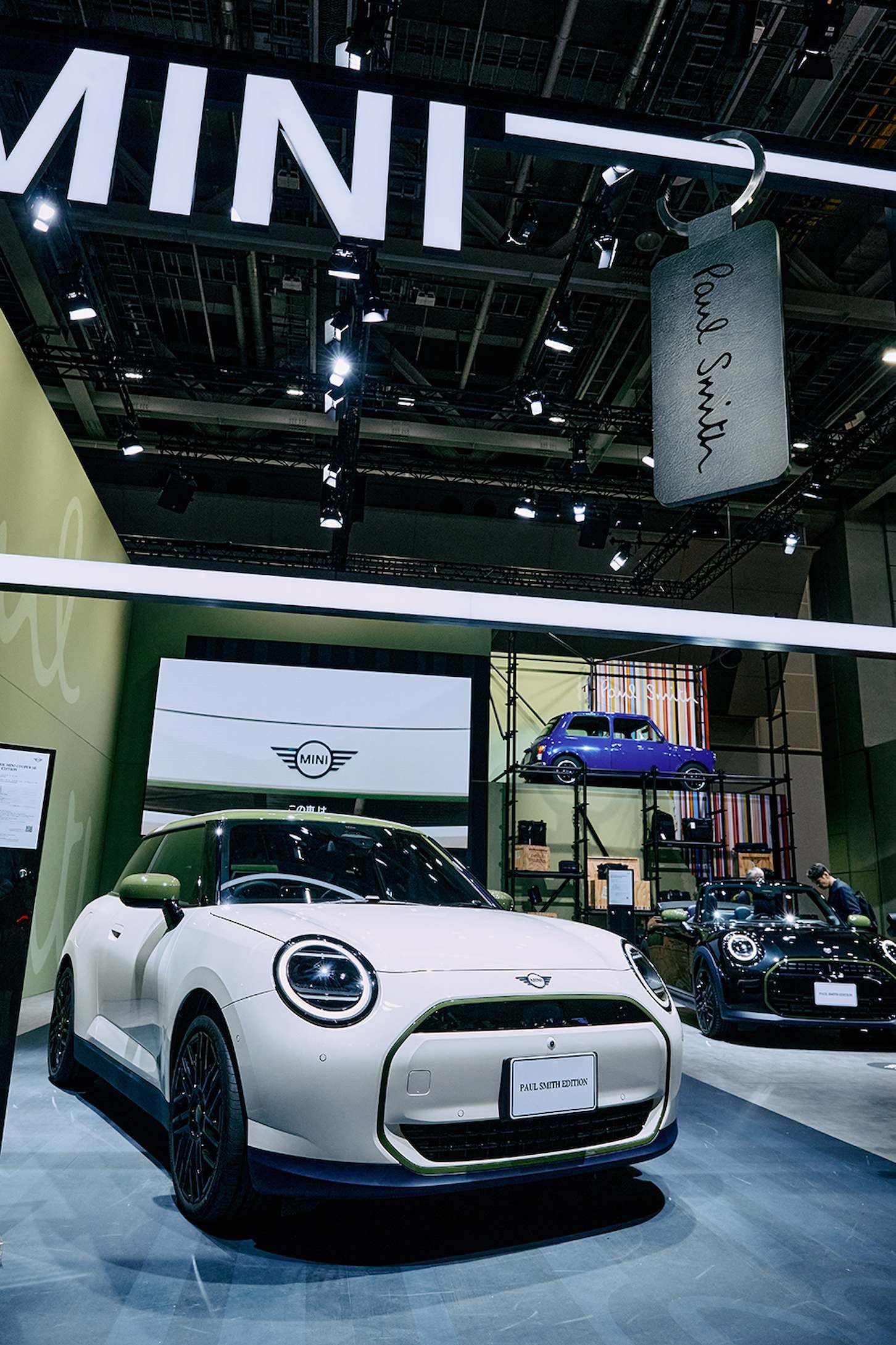 手前にあるモデルは「MINI ポール・スミス エディション」。アパレルショップのように展示されたブースの奥上段にはガソリン車を電気自動車にコンバージョンした「MINI リチャージド by ポール・スミス」の姿が！ こんなお洒落な置き方されたら絶対に見ちゃうよね。