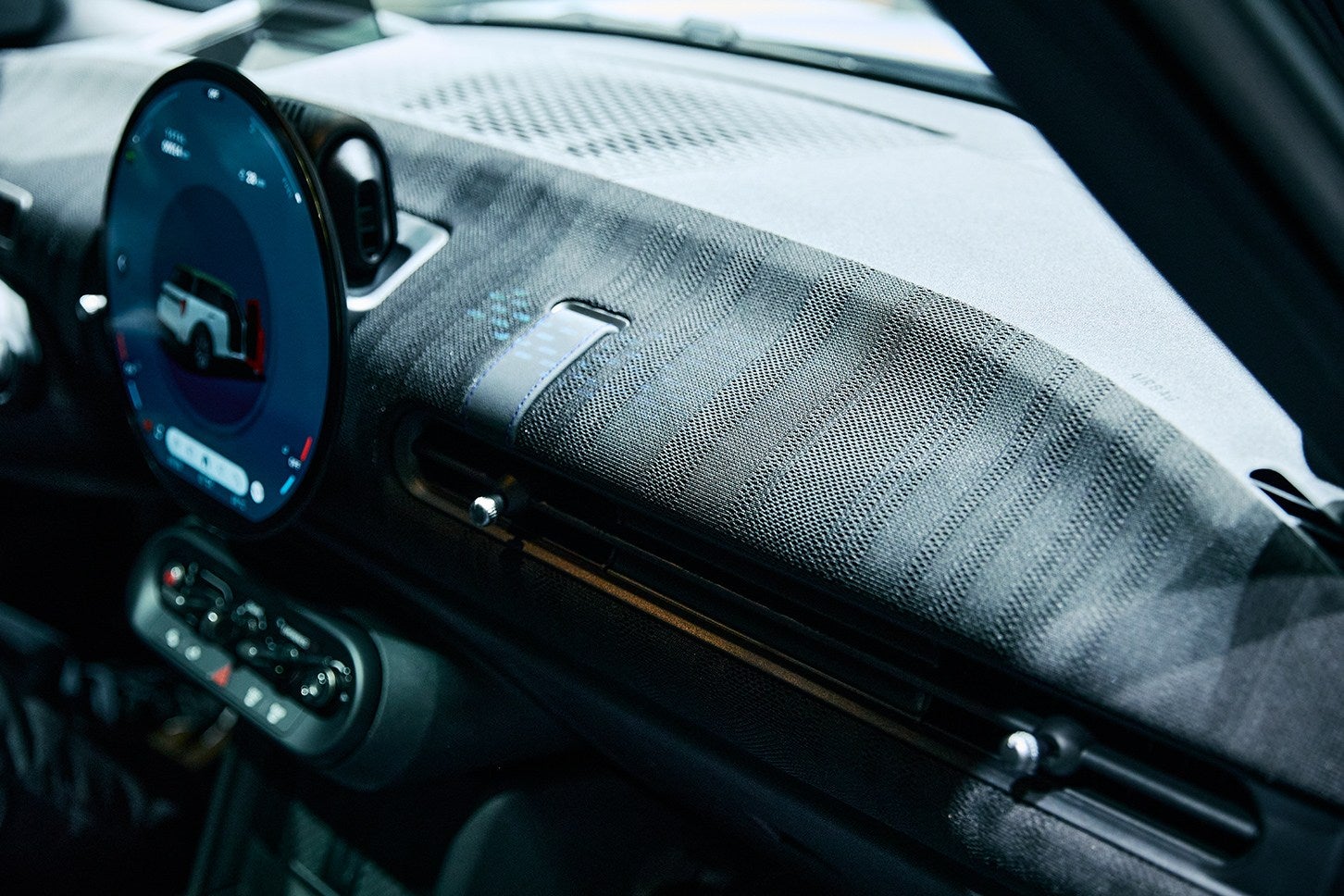 ダッシュボードにはストライプパターンのファブリックが採用されている。これは良いアクセント！