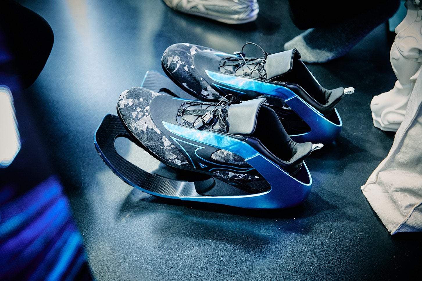 ミズノが考える未来のモビリティのひとつ、炭素繊維強化プラスチック板バネを使用したフットギアコンセプトモデル「MOBILARIA β」