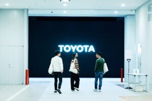 南棟1F入口にはドーンとTOYOTAの文字が！ スケールの大きさに期待が膨らむ3人。