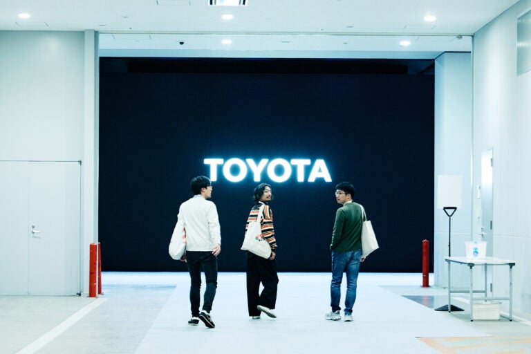 南棟1F入口にはドーンとTOYOTAの文字が！ スケールの大きさに期待が膨らむ3人。