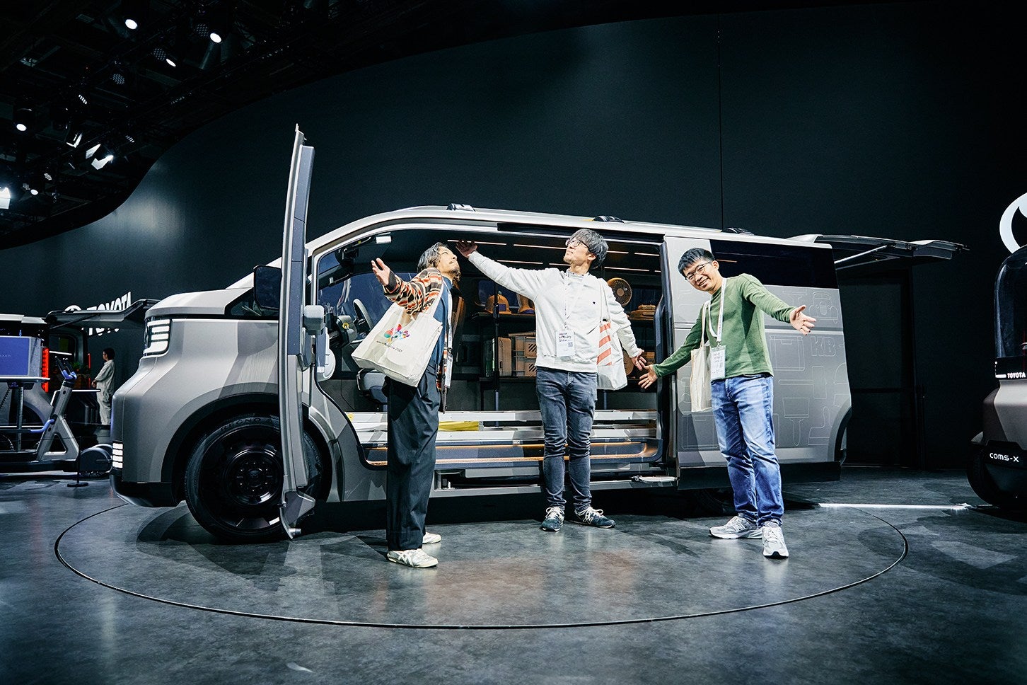 YCSのメンバー3名。左から後藤和樹（愛車：いすゞ ピアッツァXE）、本田浩隆（愛車：シトロエン BX19TZi）、甲野大輔（愛車：ホンダ S2000）。トヨタ「KAYOIBAKO」前にて。