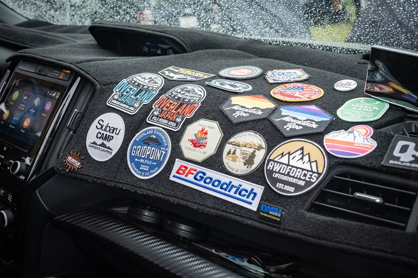 ダッシュボード上には、お洒落なキャンプイベントのワッペンが。
