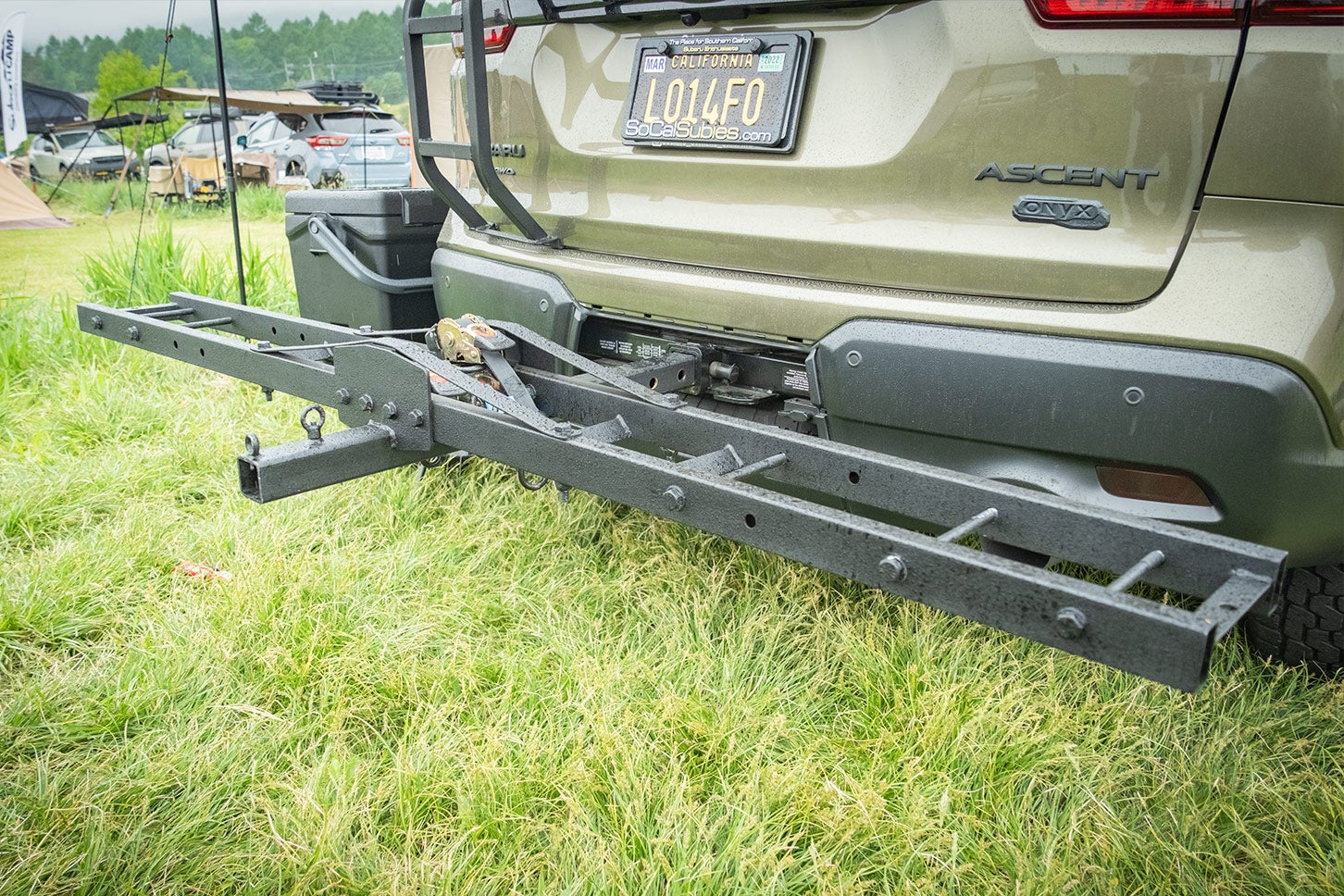 オニキスエディションのブラックアクセントと相性バッチリのヒッチキャリアを装備。トレーラーはいつもブラストトレイルT-33を牽引しているそう。