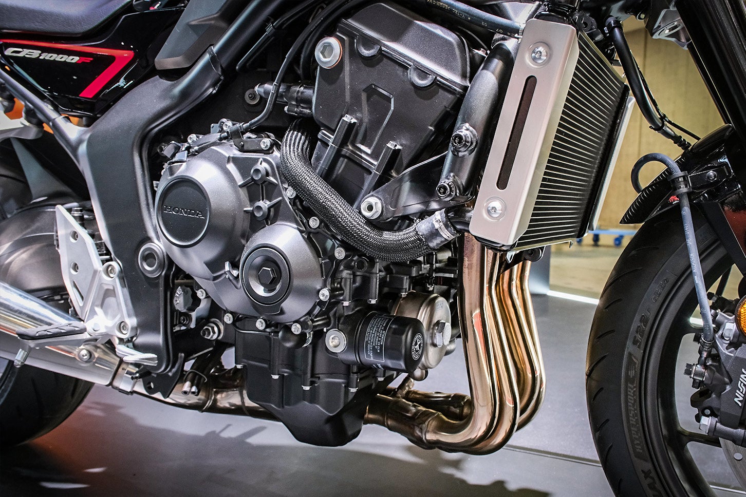 新型CB1000Fは1リッター水冷4ストローク直列4気筒DOHC4バルブエンジンを搭載し、最高出力91kW（124PS）/9000rpm、最大トルク103Nm（10.5kgf-m）/8000rpmを発揮する。