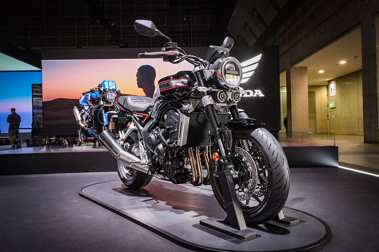 新型CB1000Fのグラファイトブラックカラー。こちらは実際に跨ることができた