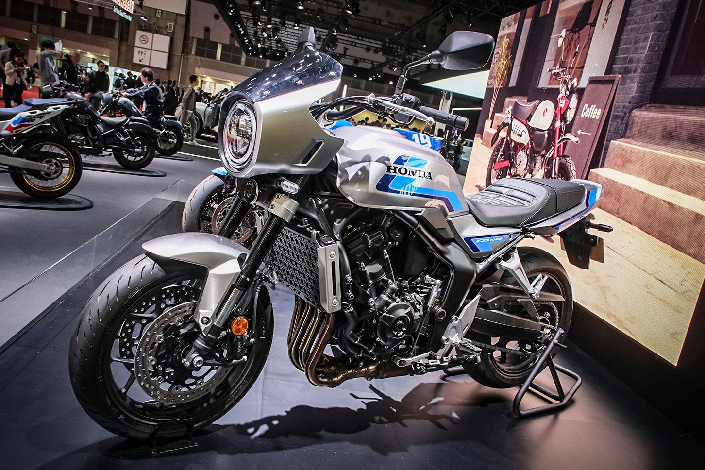 CB1000Fにヘッドカウルやカラーステッチシートなどを追加装備した「CB1000F SE」は2026年1月16日（金）に発売！ こちらが本命というライダーも大勢いることだろう。