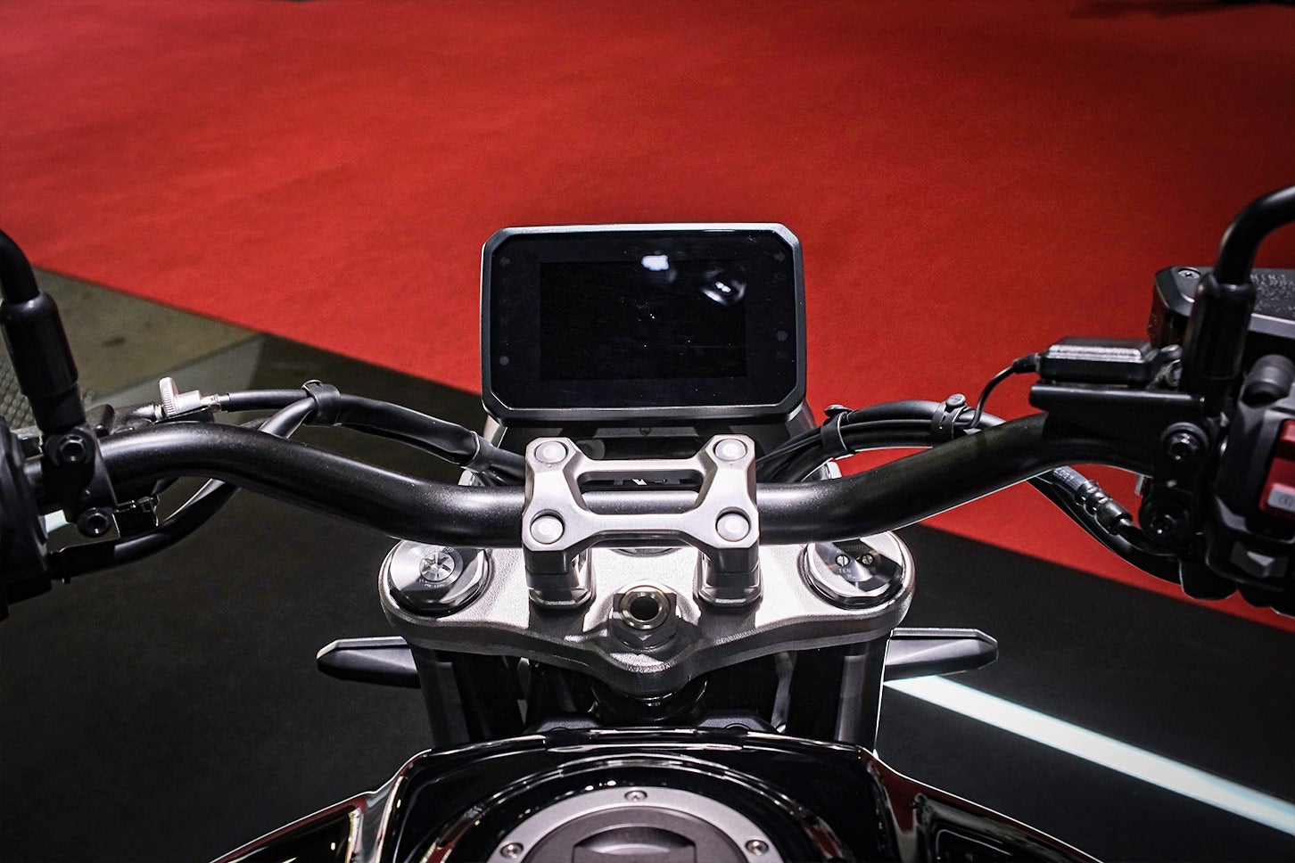 新型CB1000Fには5インチフルカラーTFT液晶メーターが標準装備されている。これがネオクラシックなスタイリングに合うのかとライダーの間で話題となっていた。あなたは肯定派？ 否定派？