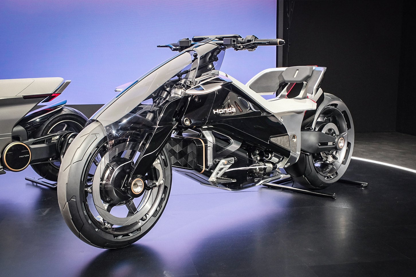 電動車ならではの自由なレイアウトを生かして、前後輪にインホイールモーターを採用したという「EVアウトライアー コンセプト」。ホンダはNM4のような近未来的なクルーザーバイクを市販化させているので、このコンセプトモデルも量産化されるかも!?
