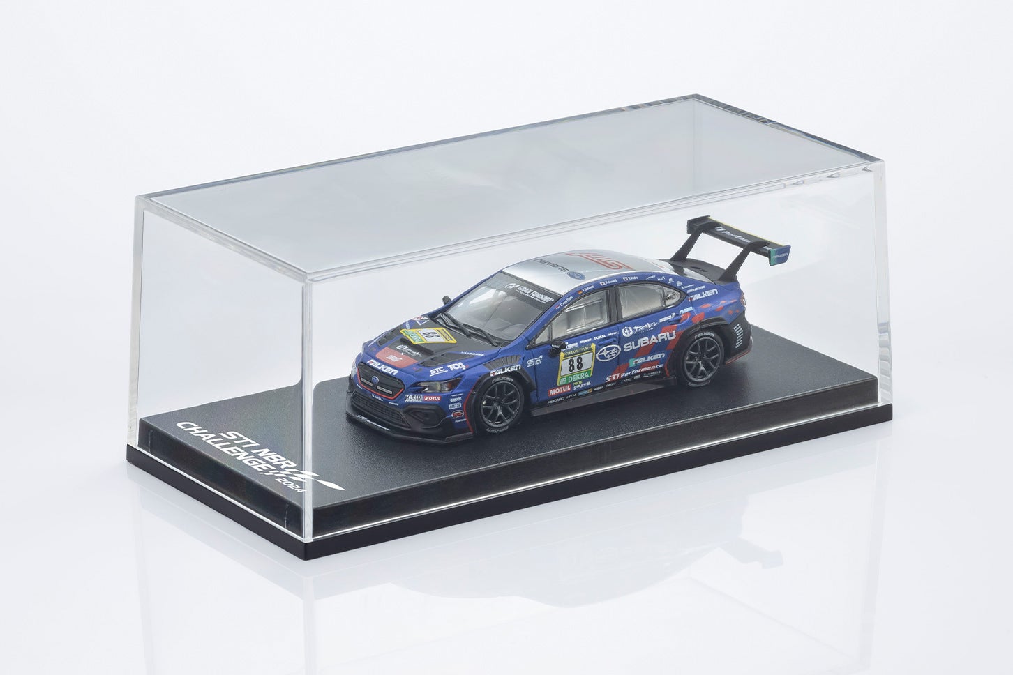 KYOSHO MINI CAR & BOOK 第24弾「SUBARU WRX NBR CHALLENGE 2024」のミニカーとディスプレイ台座（ブラック）