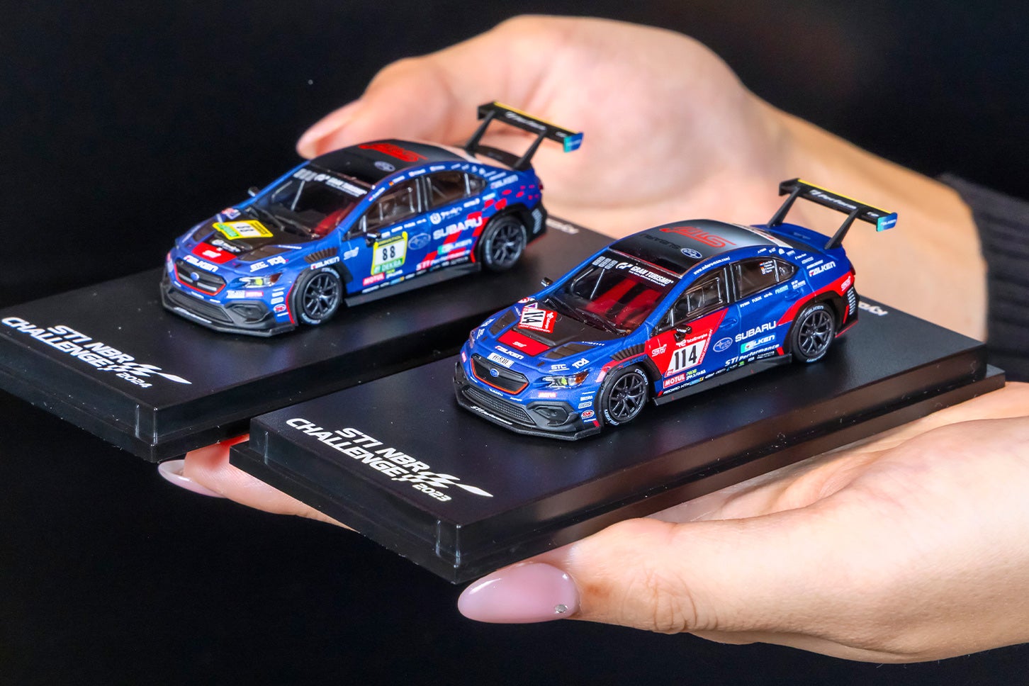 1/64スケールのSUBARU WRX NBR CHALLENGE 2023/2024をディスプレイ台座に乗せた状態