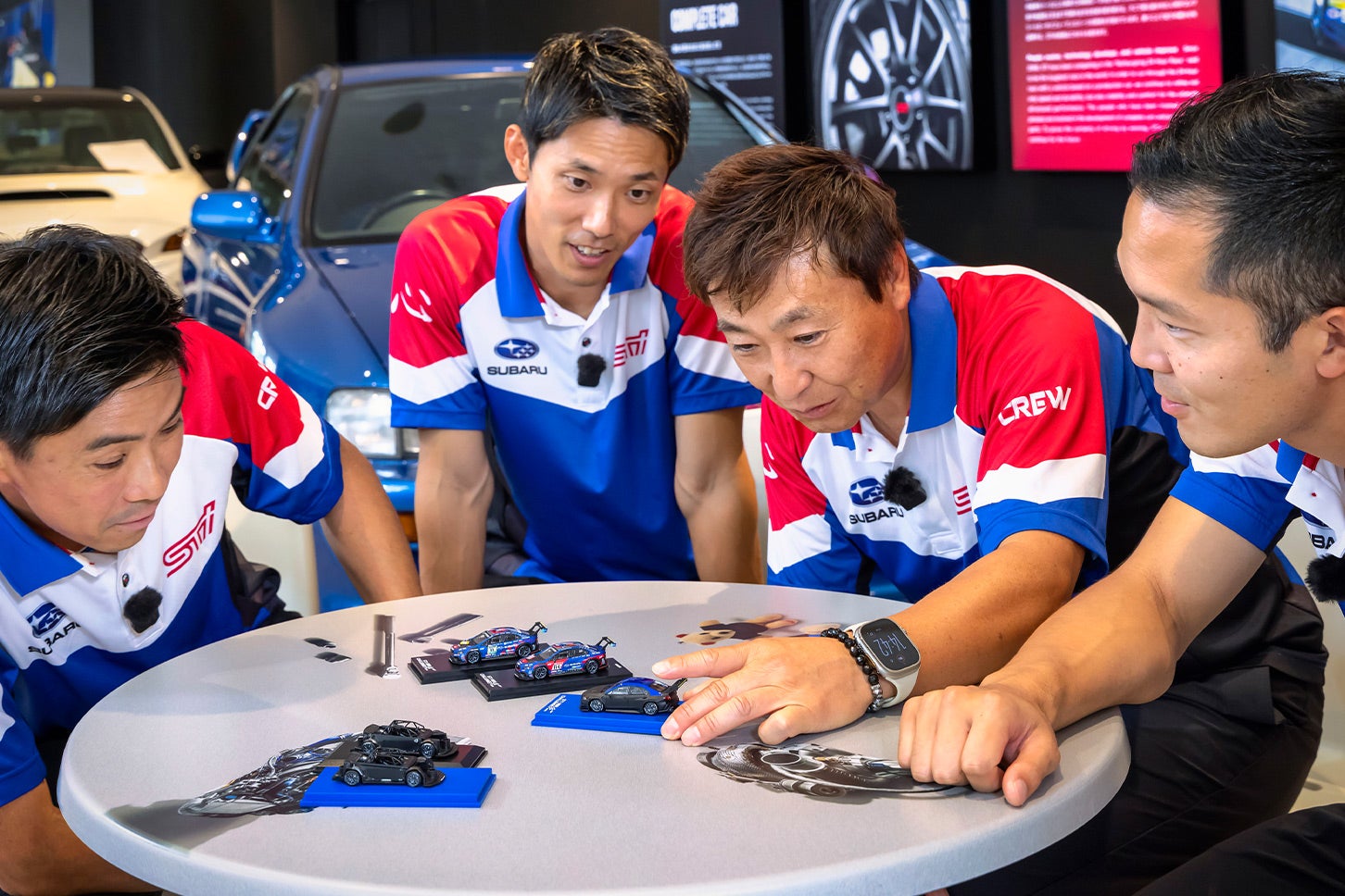 小冊子では、NBRマシンのメカニックやカラーリングデザイナー、NBRチャレンジに参加したディーラーメカニックなどのインタビューを掲載