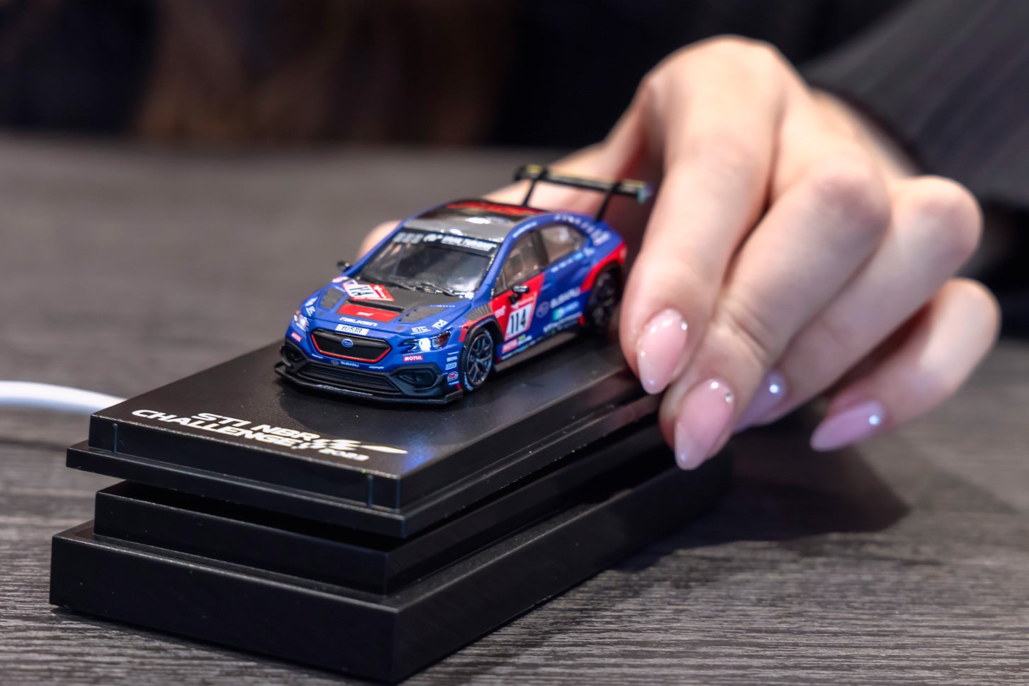 USB Type-Cケーブルに繋いだ「MOTN LEDベースシステム」の上に、ディスプレイ台座を載せることで、ミニカーのライトが点灯する