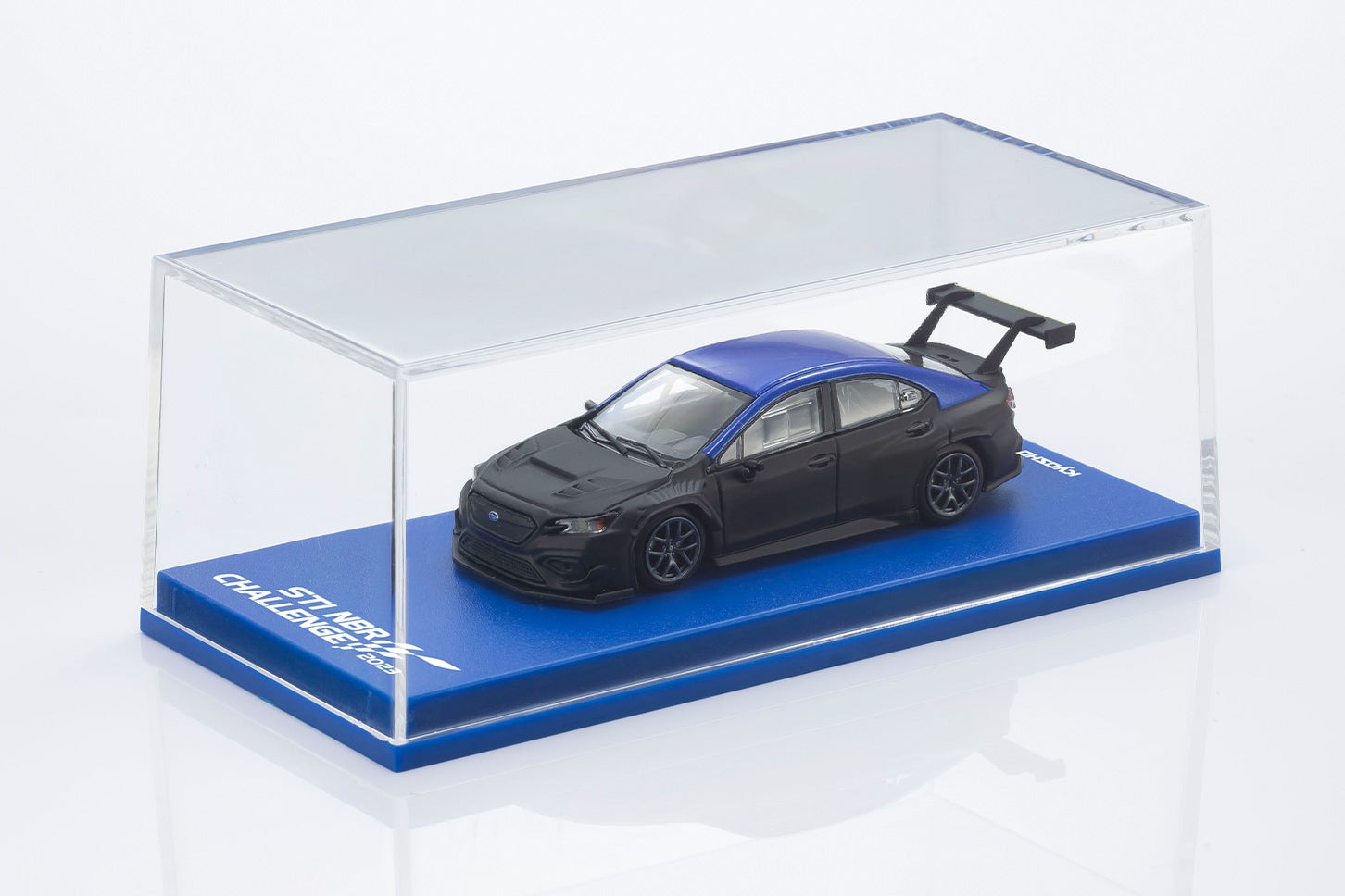 京商オンライン版「SUBARU WRX NBR CHALLENGE 2023」ミニカーとディスプレイ台座（ブルー）