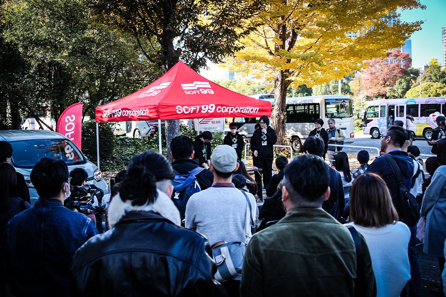 皆さん、カーケア実演に興味津々です。