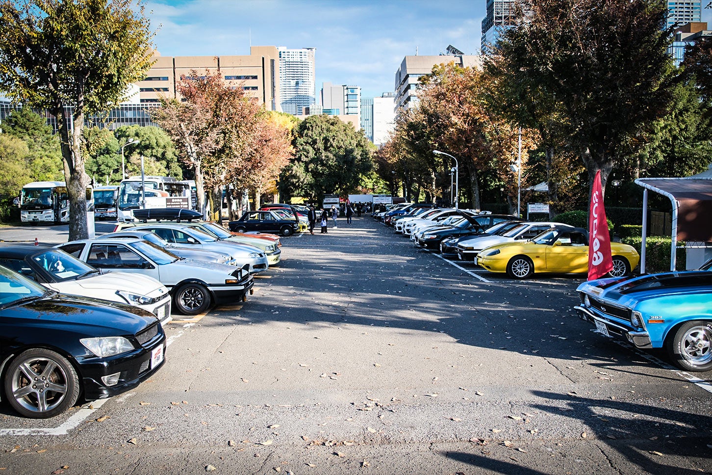 「くるままていらいふ」イベント会場の様子。合計43台のクルマが集結しました。