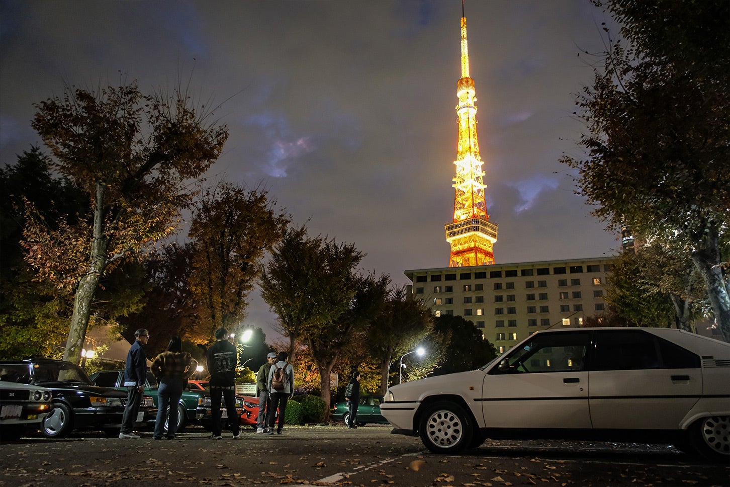 イベント自体は日没前に終了しましたが、結構な数のオーナーさんが残り、ライトアップされた東京タワーを背景に撮影や談笑を楽しんでいました。