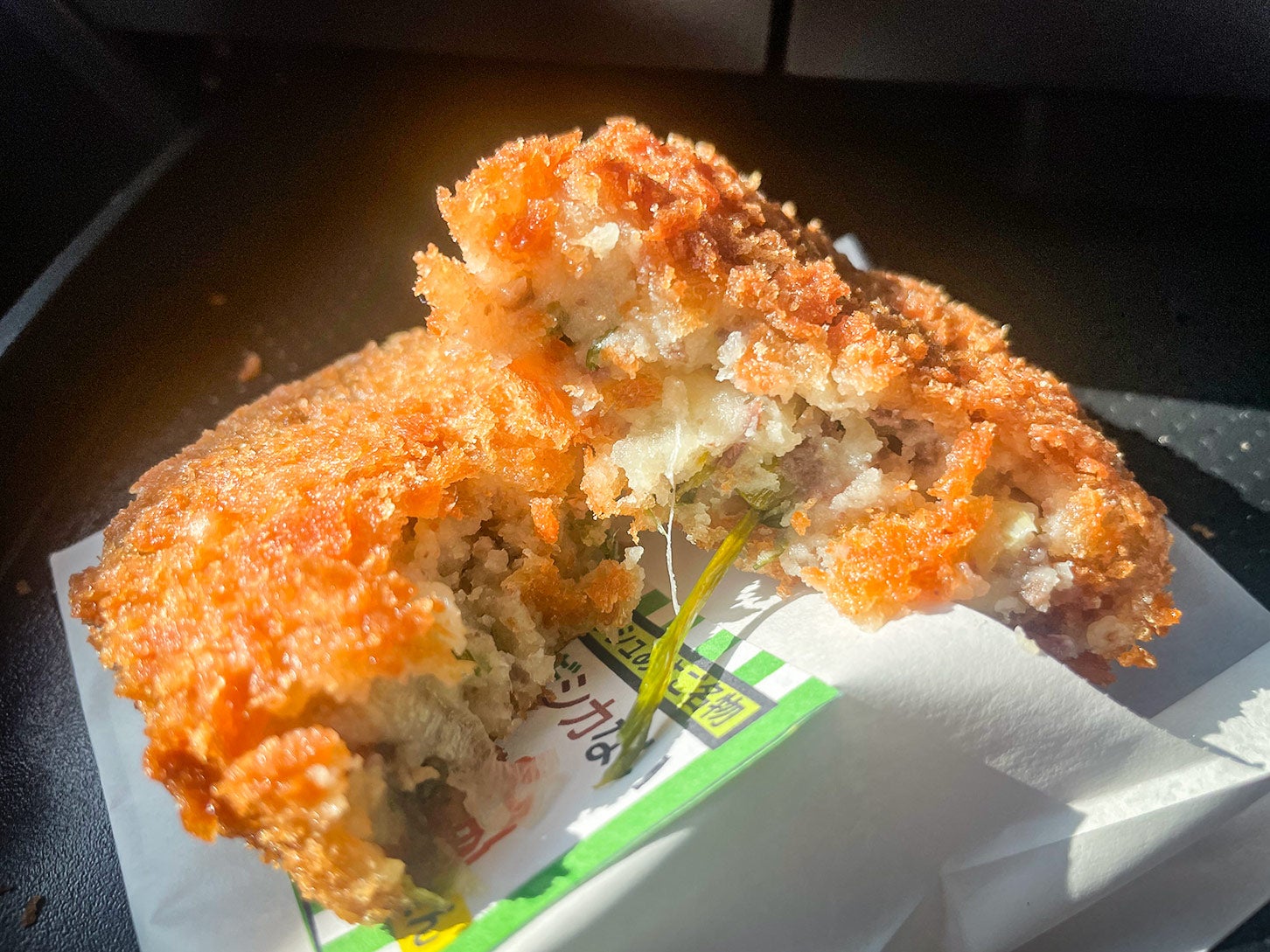 道の駅 フレッシュあさごのフードコートで食べられる「岩津ねぎ入りシカないコロッケ」。甘辛く煮た鹿肉のミンチに、岩津ねぎの風味と北海道産ジャガイモの甘みを加え、食べやすく仕上げたメニューです。