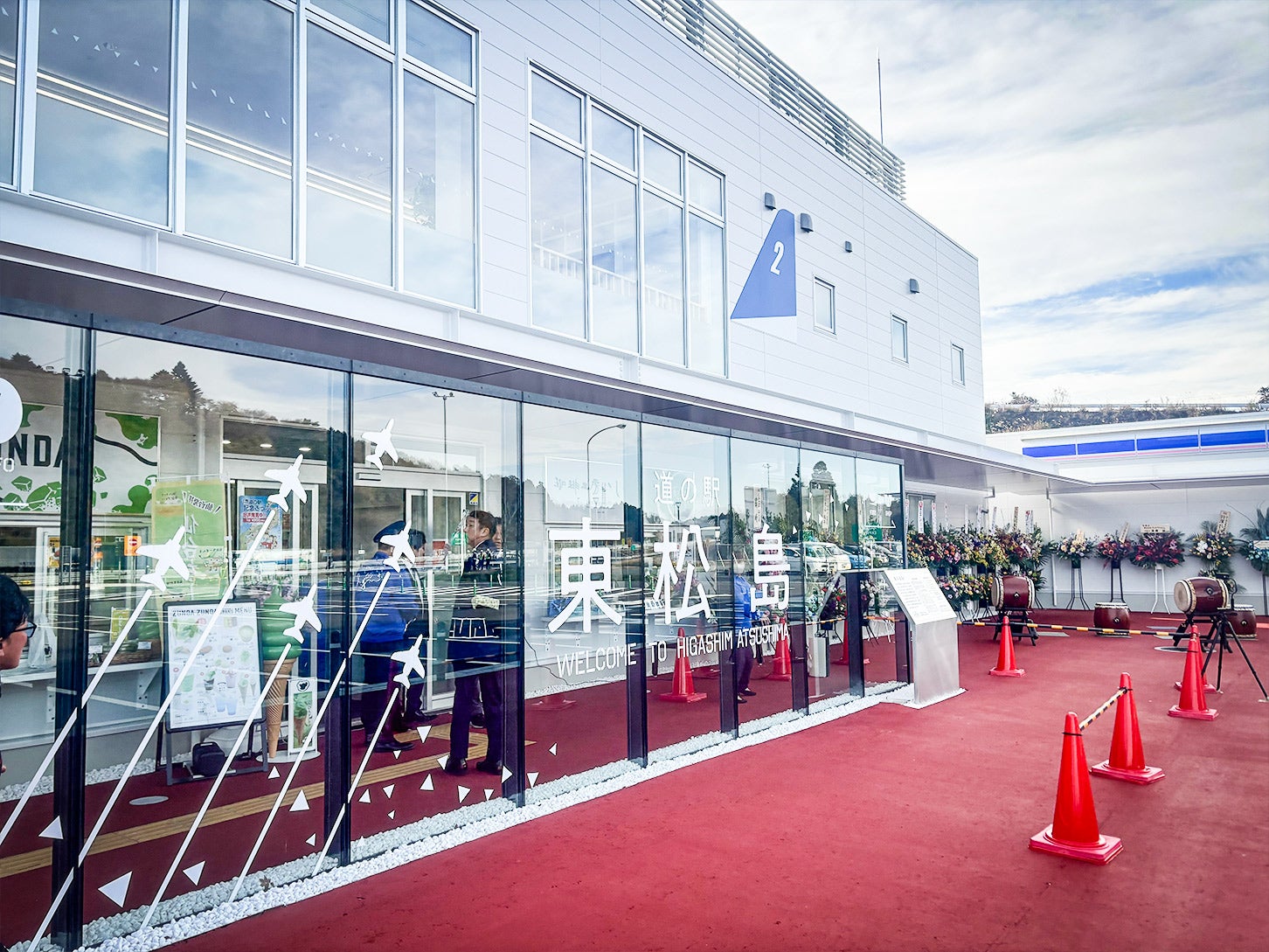 道の駅 東松島では、ブルーインパルスの意匠を施設のいたるところで見つけることができます。