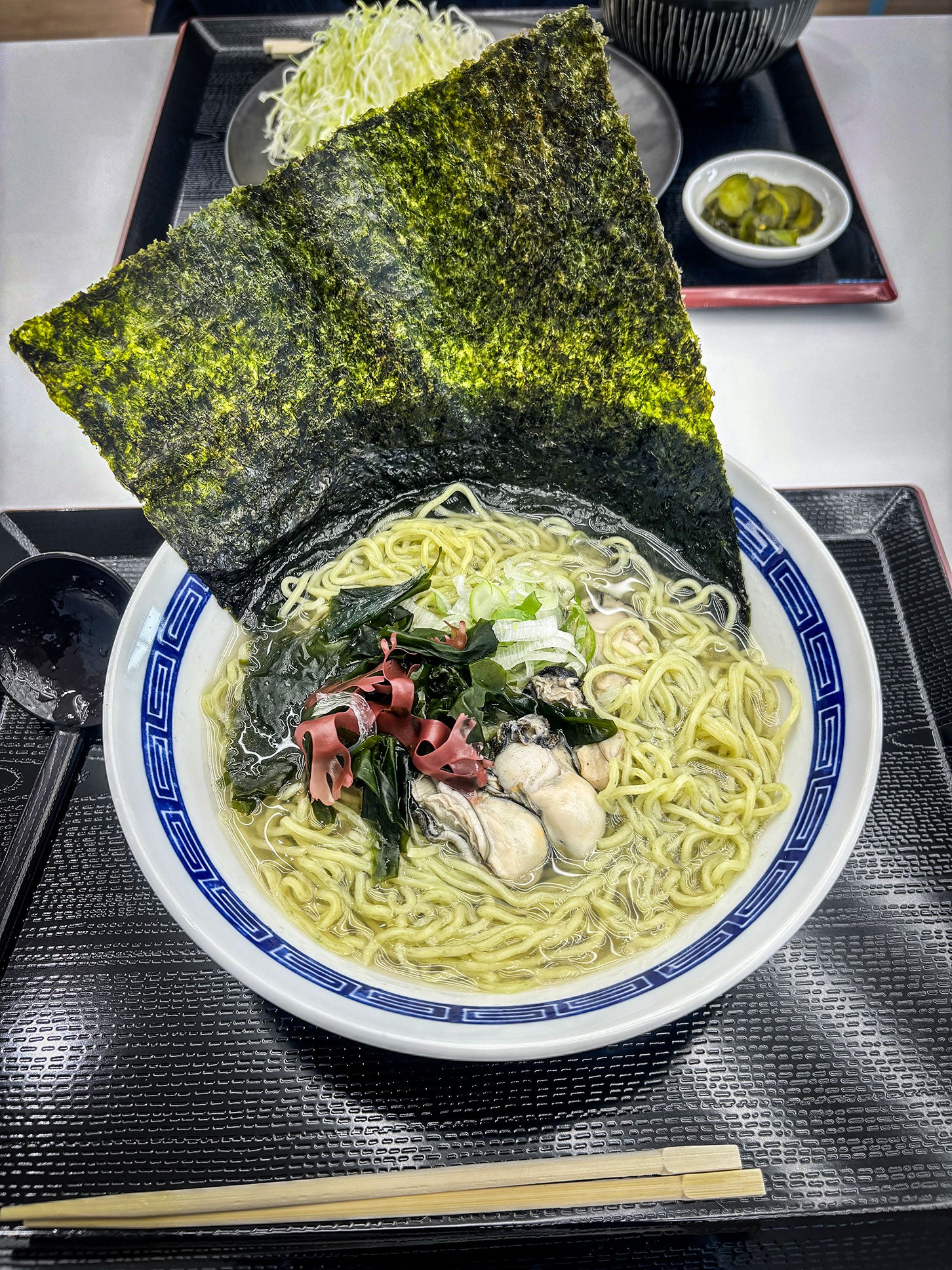 食事処「Highway Kitchen 颯」で注文できる「東松島海苔ラーメン」には、皇室献上の極上海苔が使われています。