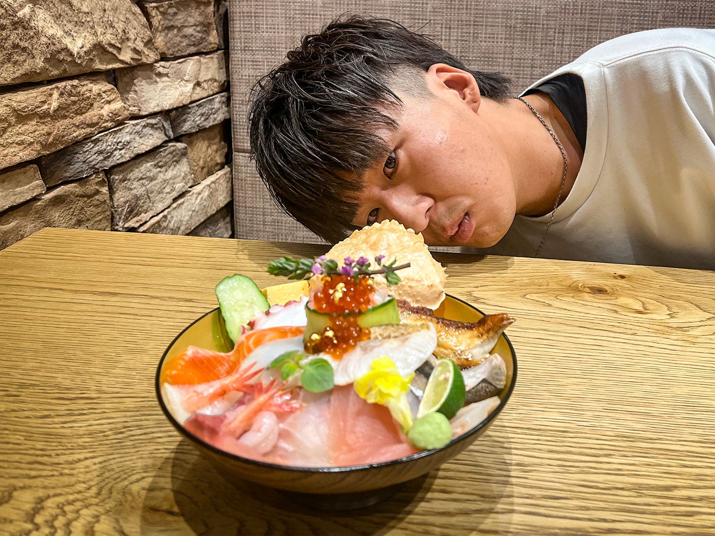 道の駅 南えちぜん山海里の海鮮丼を見つめる相方のだんぺい……。何してるの？