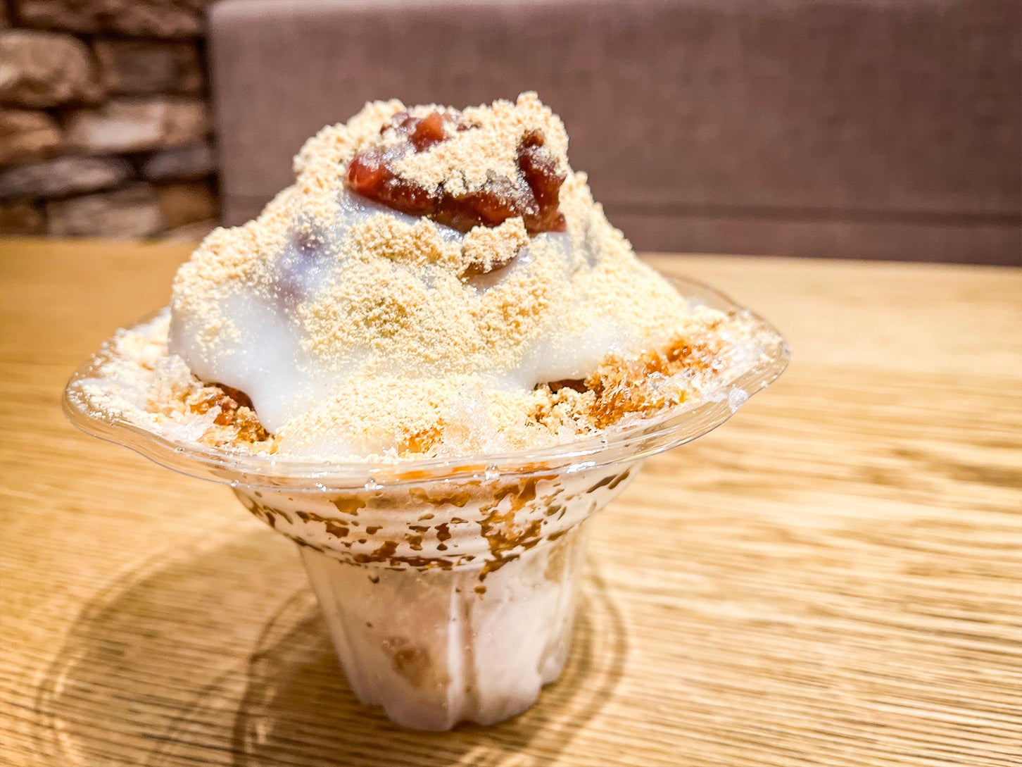 福井名物「羽二重餅（はぶたえもち）」を使った、とろけるかき氷。黒糖きな粉小豆といちごみるくの2種から選べて税込価格は660円でした。