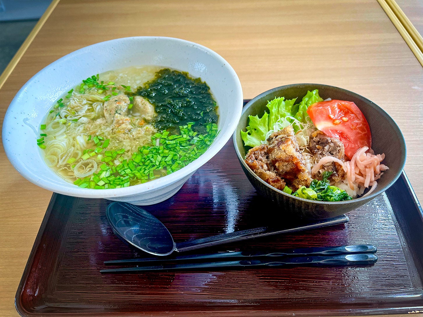 写真左の「青唐さんが担々麺」は、地元民の私も知らなかった大変珍しいメニュー。アジやイワシ、サバなどの青魚に、味噌や青唐辛子といった薬味を叩いて混ぜた「さんが」を清湯麺に載せた一杯で、鮮烈な辛味と刺激がクセになります。