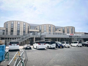 富楽里とみやまの一般道から見た外観です。2階部分が高速道路に直結しています。