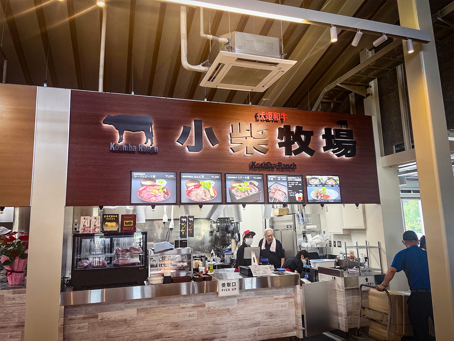 和牛専門店「小柴牧場」では、南房総のブランド牛「伏姫和牛」をお手頃価格で提供。ステーキ丼、ローストビーフ丼、焼き肉丼などを注文できます。