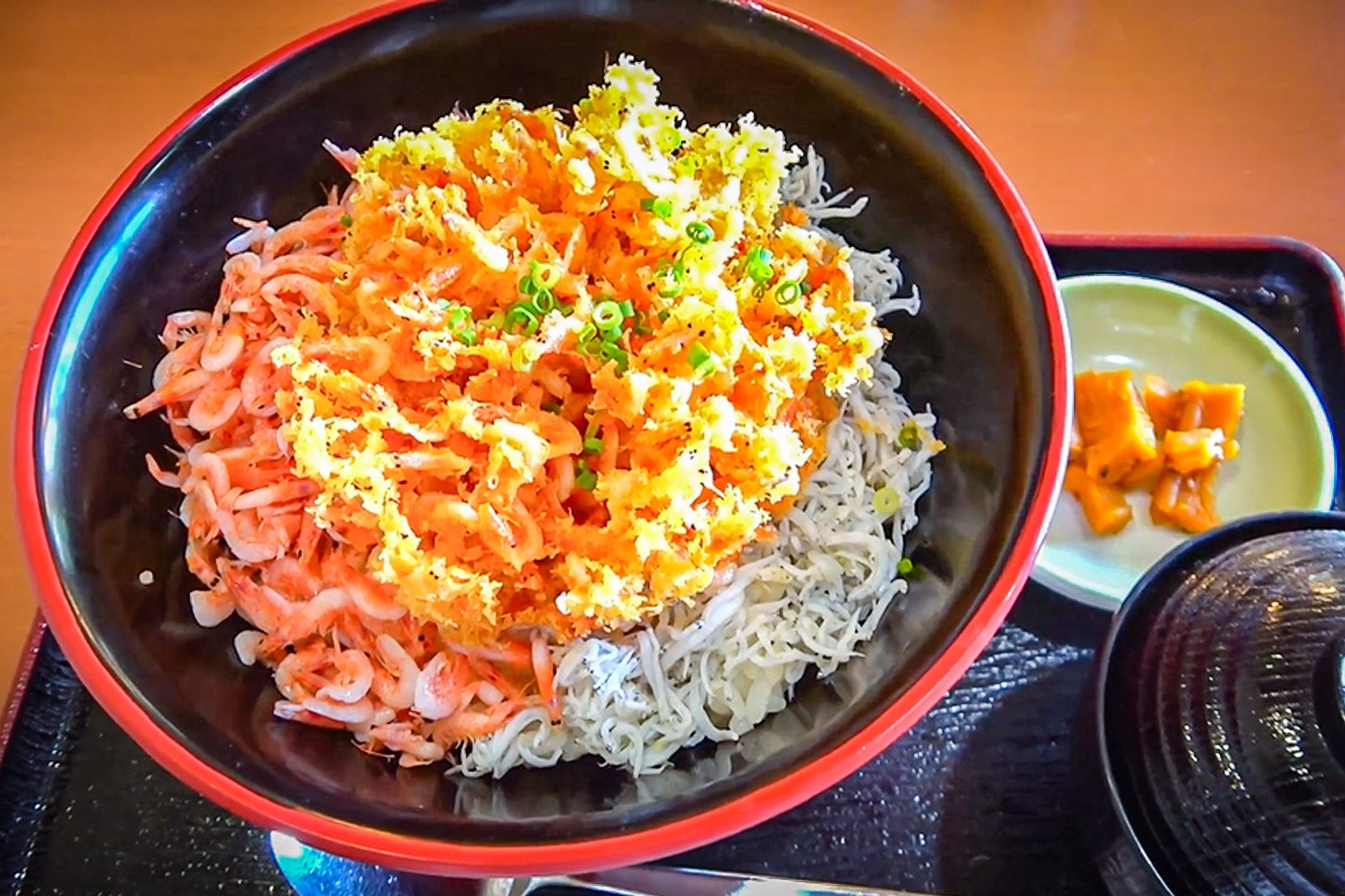 釜揚げしらすと桜えびの上に、桜えびのかき揚げを載せた「紅白丼」。豊かな香りと食感を楽しめる一品でした。