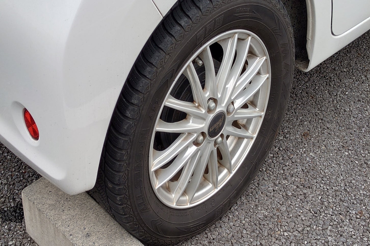 オールシーズンタイヤを装着したクルマ。