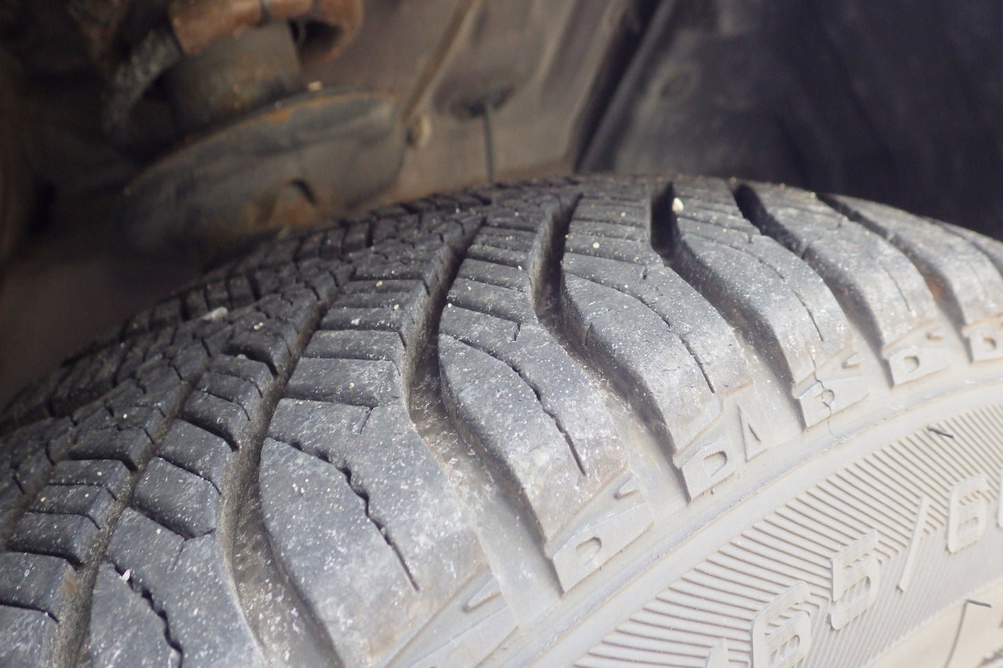 半年間走ったオールシーズンタイヤの溝。