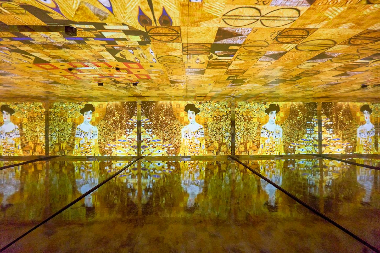 バックウォールの裏に位置するミラールームでは、側面の外壁に設置された鏡面によってパーソナルな没入体験が楽しめる。