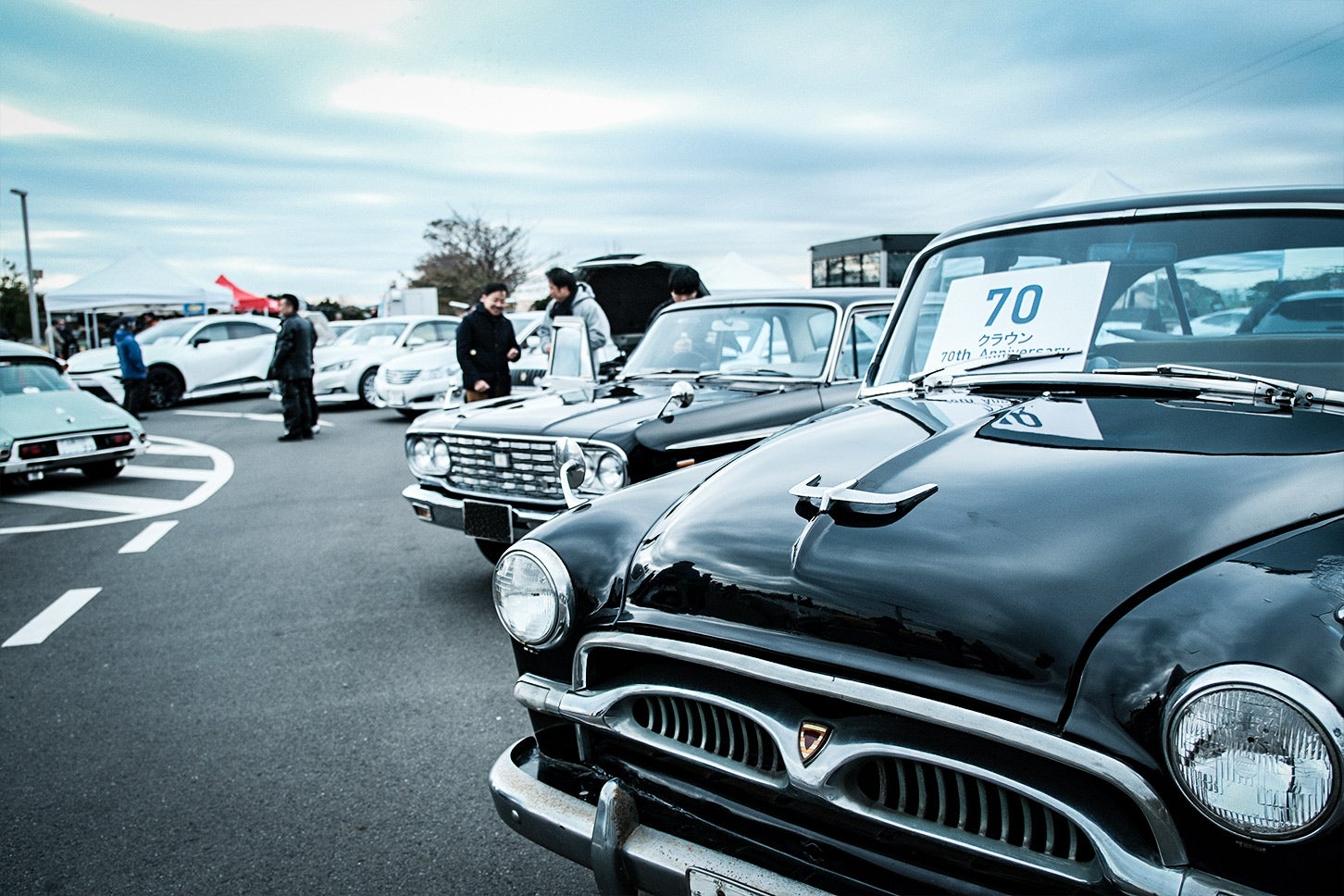 クラウン生誕70周年にちなみ、歴代クラウンを特別展示！ 写真手前が貴重な初代クラウンだ